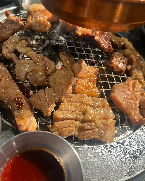 숯불 석쇠 위에서 다양한 부위의 고기가 구워지고 있다.