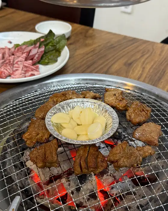 잘 익어가는 생갈비와 마늘