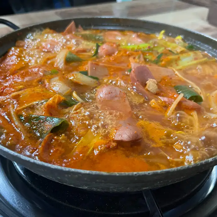 보글보글 끓는 부대찌개