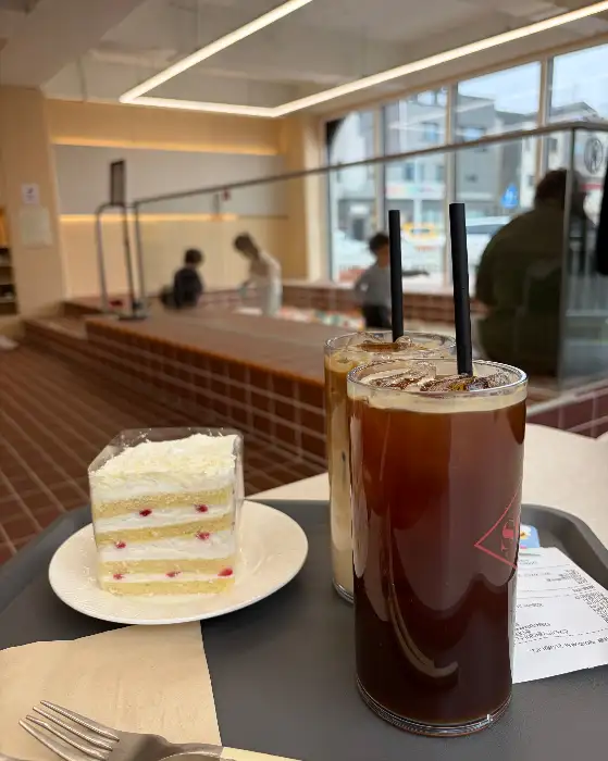 아메리카노와 생크림 카스테라
