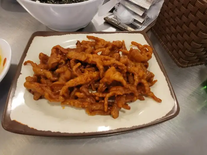 붉은 양념의 닭갈비 한 접시