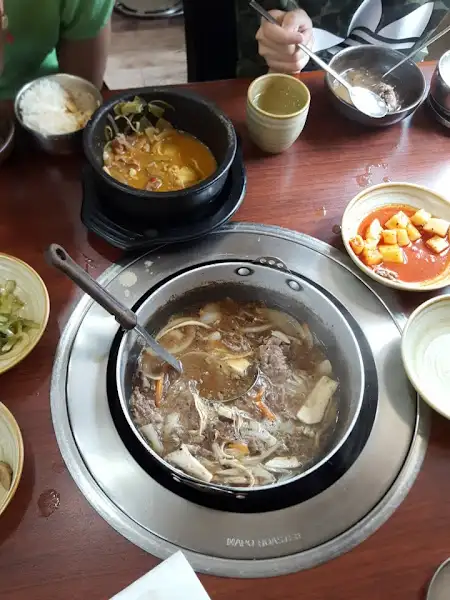 보글보글 끓고 있는 닭한마리 전골 모습