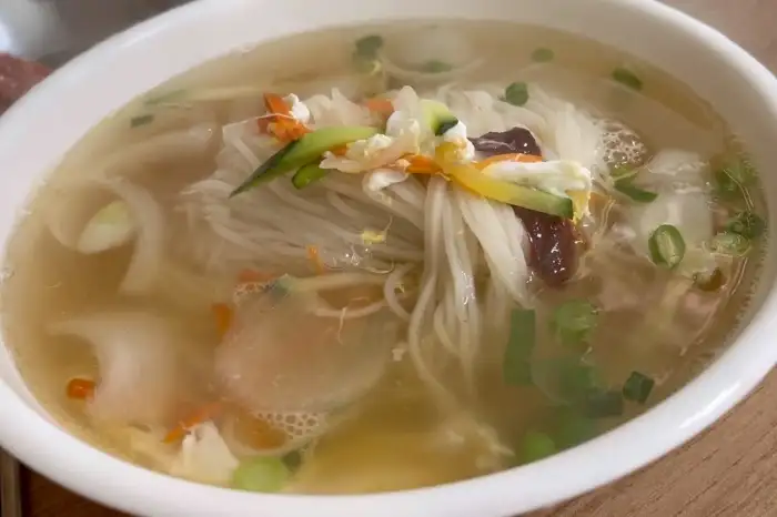 맑고 투명한 멸치국수