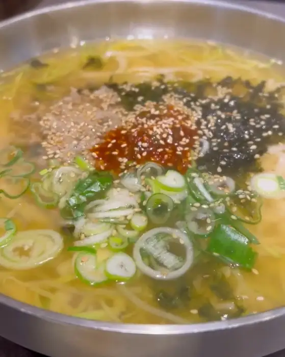 푸짐하게 담겨 나온 기본 칼국수