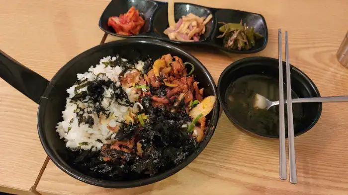 푸짐하게 담긴 덮밥과 국물, 그리고 밑반찬