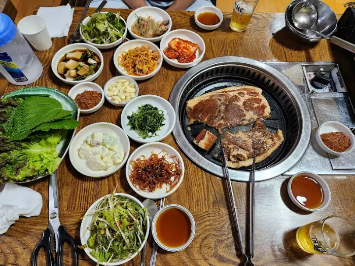숯불 위에서 구워지고 있는 생갈비