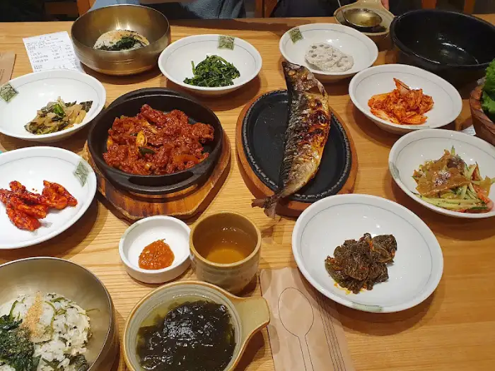 다양한 메뉴가 돋보이는 상차림