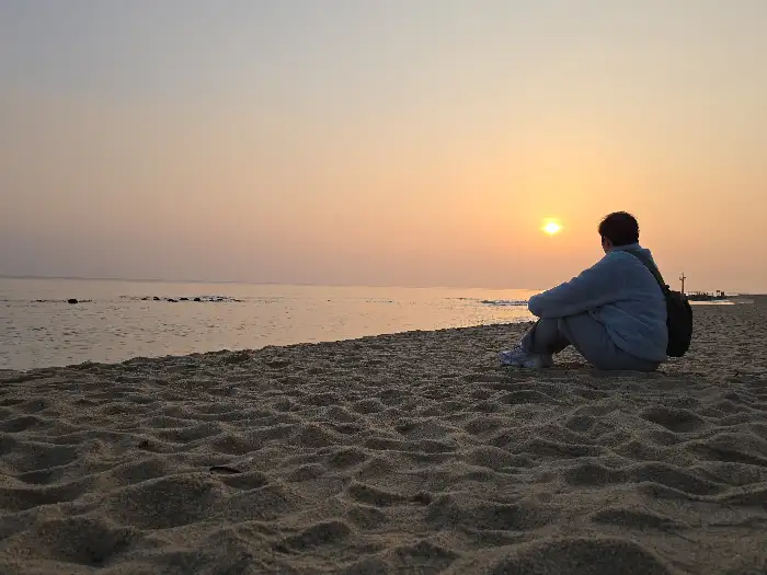 푸른 하늘 아래 바닷가를 배경으로 찍은 사진