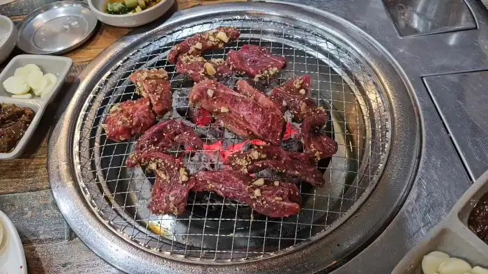 숯불 위에 올려진 신선한 소고기 부위들