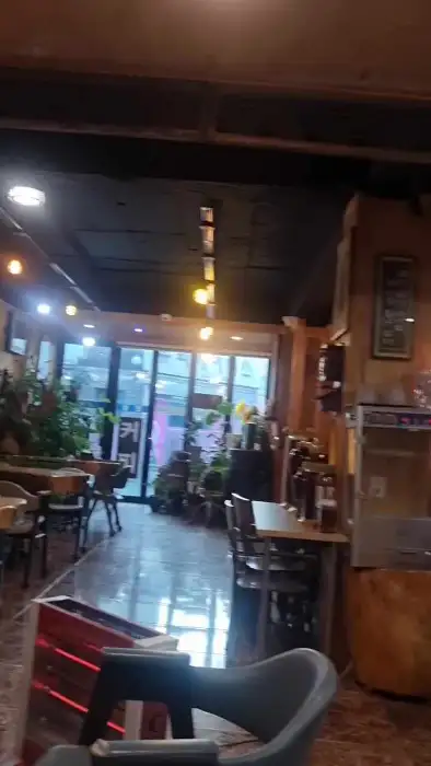 카페 내부의 모습, 창가 자리와 테이블