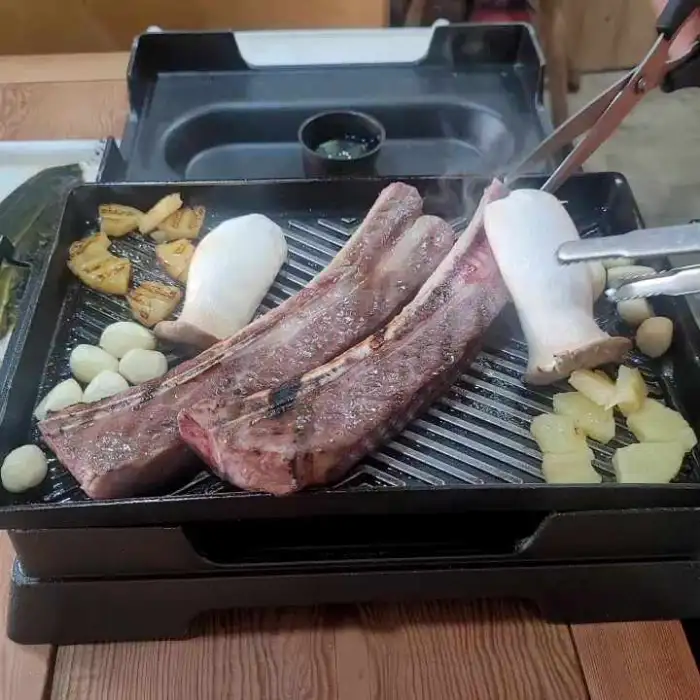 큼직한 우대 갈비가 구워지고 있는 모습