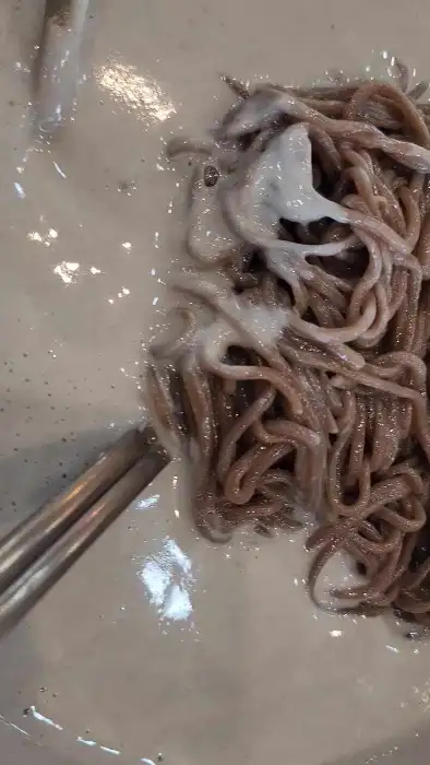 메밀면에 콩국물이 묻어나는 모습