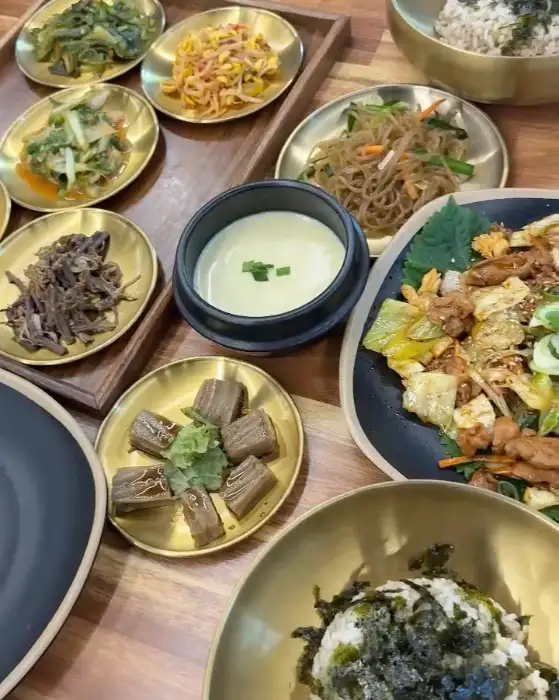 정갈하게 차려진 보리밥 한상차림