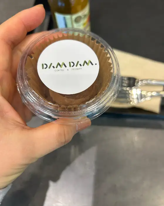 DAM DAM 로고가 찍힌 디저트