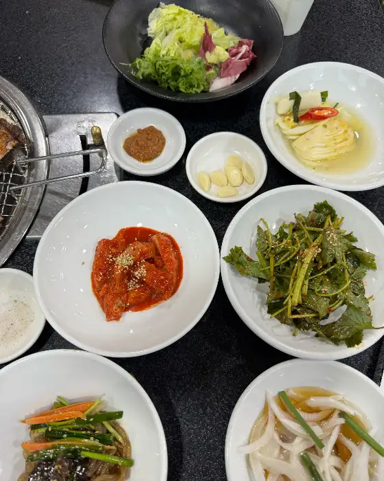 숯불 위에서 맛있게 익어가는 돼지갈비