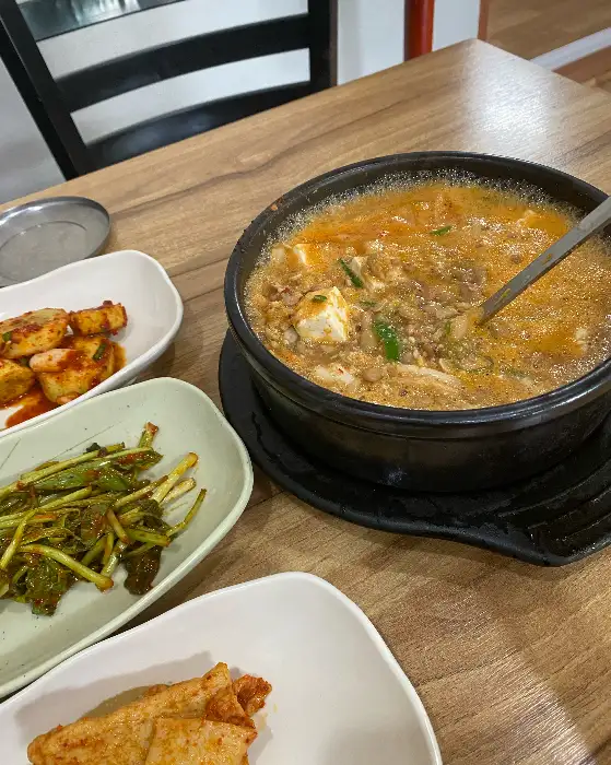 김이 모락모락 나는 청국장 뚝배기