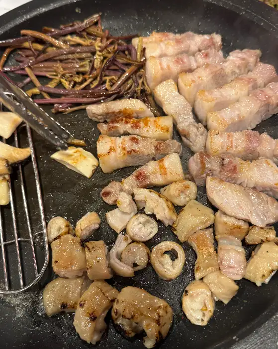 불판 위에서 구워지고 있는 삼겹살, 목살, 막창