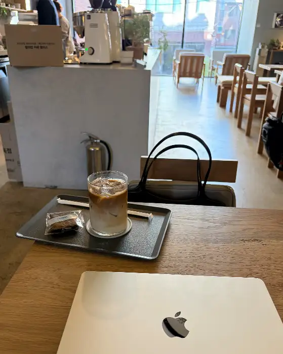 창가 자리와 내부 전경