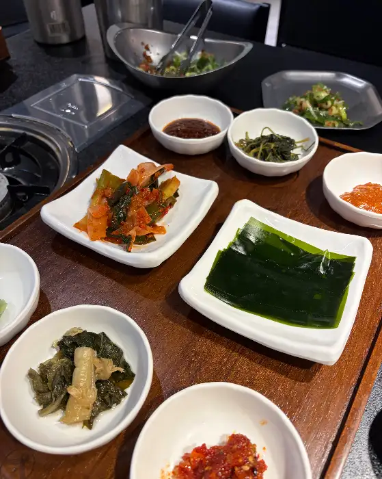 정갈하게 차려진 밑반찬 모습