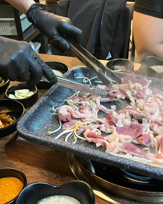 잘 익은 오리고기 한 점을 집는 모습