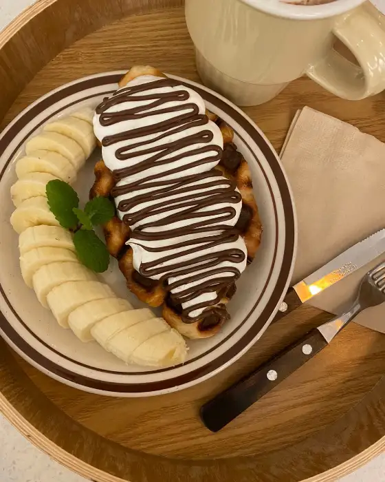 빙수와 음료가 담긴 트레이