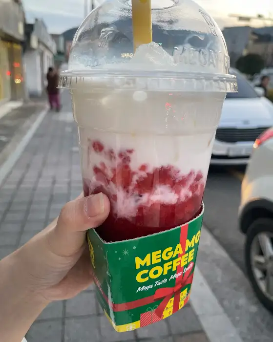 홀더가 씌워진 딸기라떼