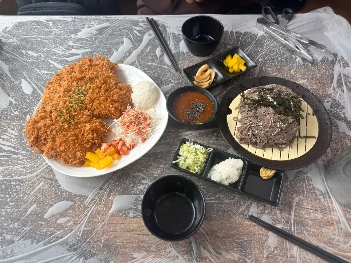 돈까스와 모밀이 함께 나온 한 상 차림