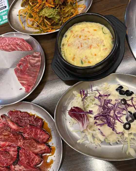 계란찜과 샐러드, 그리고 몇 가지 반찬