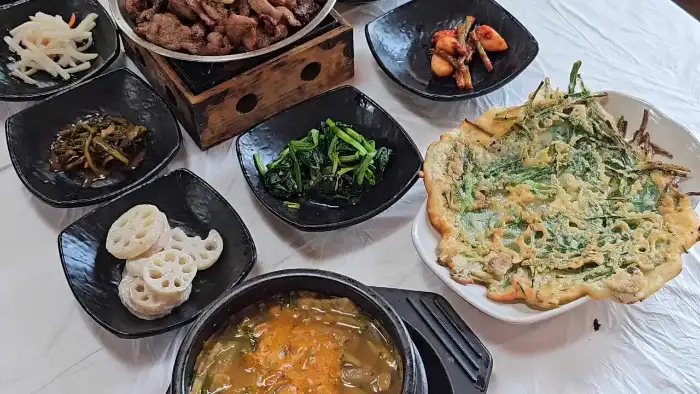 칼국수와 곁들여 먹기 좋은 연근 조림과 깻잎 장아찌