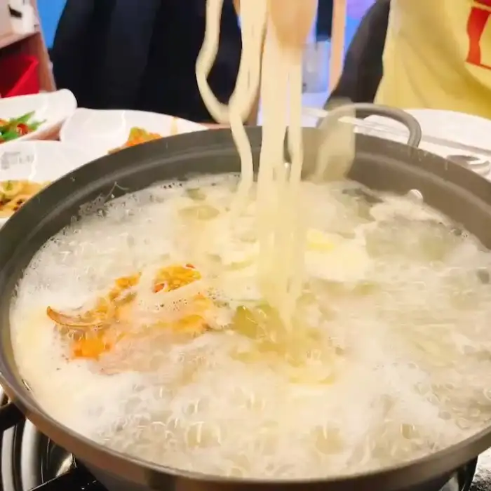 끓고 있는 칼국수 냄비와 면발