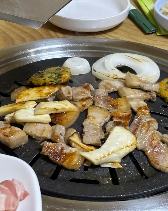 숯불 위에서 구워지는 다양한 부위의 고기