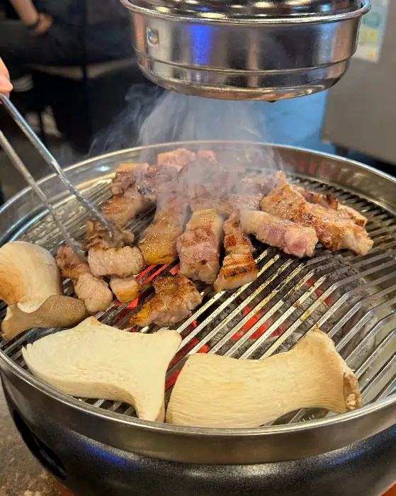 숯불에 구워지는 고기