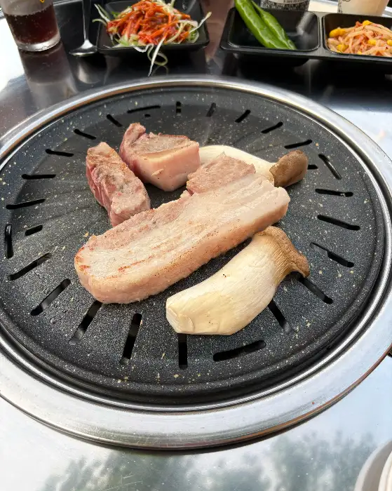 불판 위 삼겹살 한 점