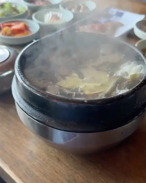 김이 모락모락 나는 뚝배기 미역국