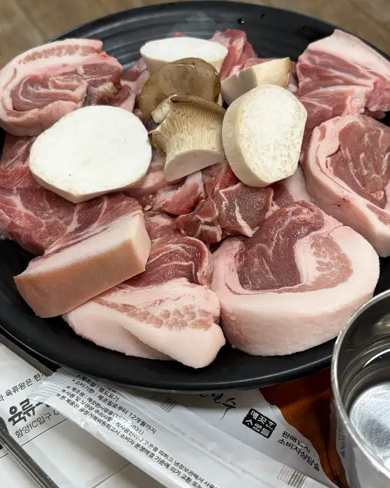 화로에 구워질 신선한 모듬 고기