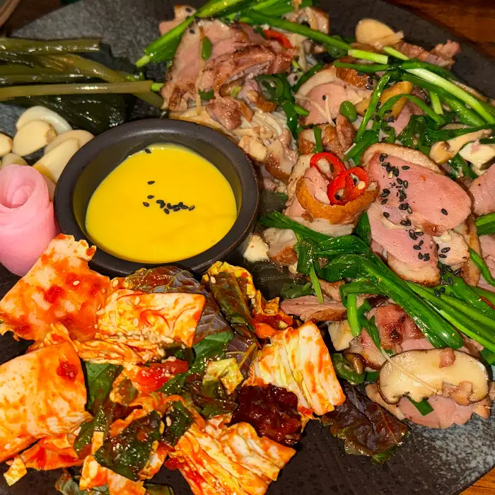여러 가지 안주와 소스가 담긴 플레이트