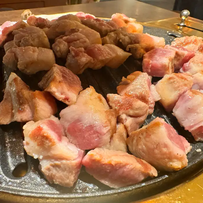 잘 익은 삼겹살 조각들