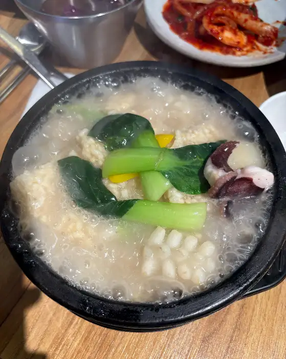 해물누룽지탕에 들어간 푸른 채소와 해산물의 근접샷