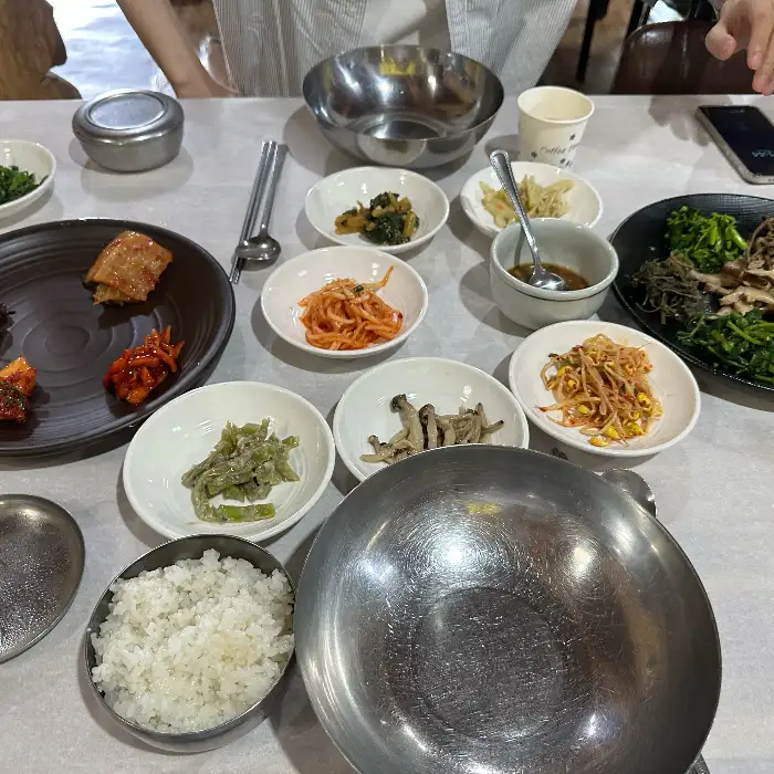 산채비빔밥 재료들이 셋팅된 모습
