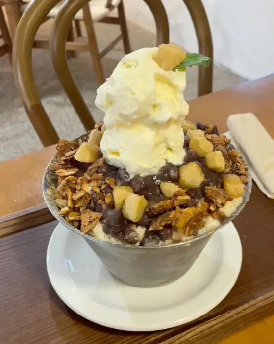 푸짐하게 담긴 파인애플 빙수
