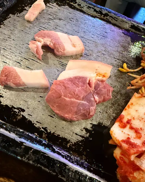 불판 위에서 익기 시작한 생고기 덩어리