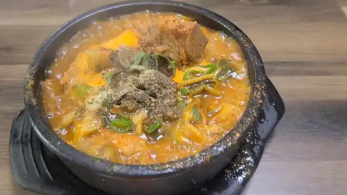 해장국 뚝배기 클로즈업