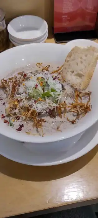 새우 베이스로 추정되는 츠케지루에 빵 조각이 꽂혀 있는 라멘