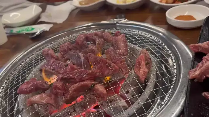 다양한 부위의 소고기가 불판에 올라가 있는 모습