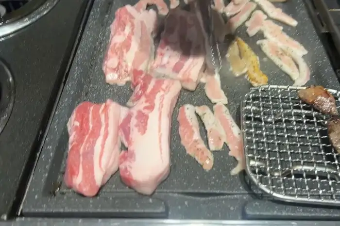다양한 고기 부위들이 겹겹이 쌓여 있는 모습