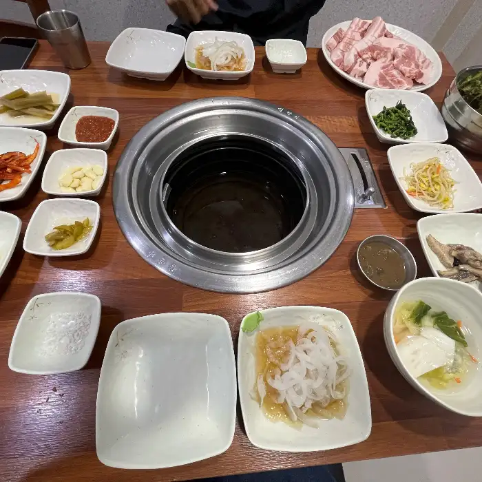 다양한 쌈 채소와 곁들여 먹는 고기