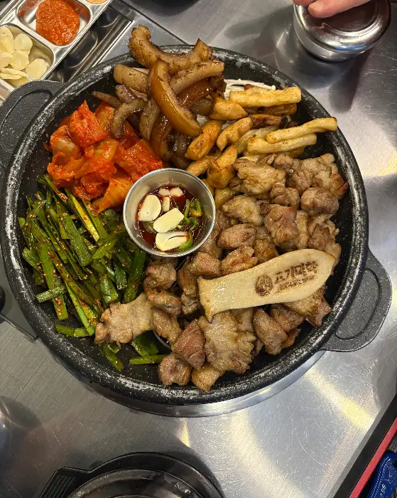 고기, 껍데기, 김치, 파채 등 다양한 구성의 한상차림