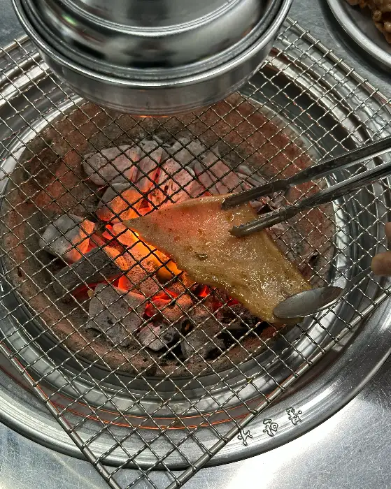 숯불 위에서 구워지고 있는 돼지껍데기