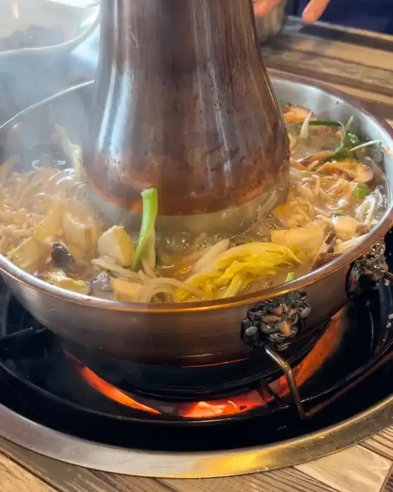 보글보글 끓고 있는 신선로 버섯 불고기 전골