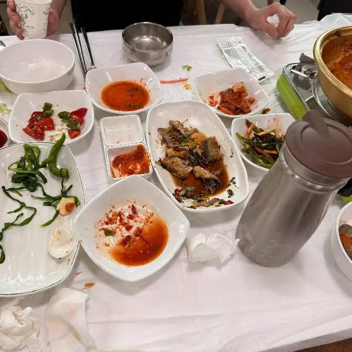 테이블에 놓인 다양한 반찬들